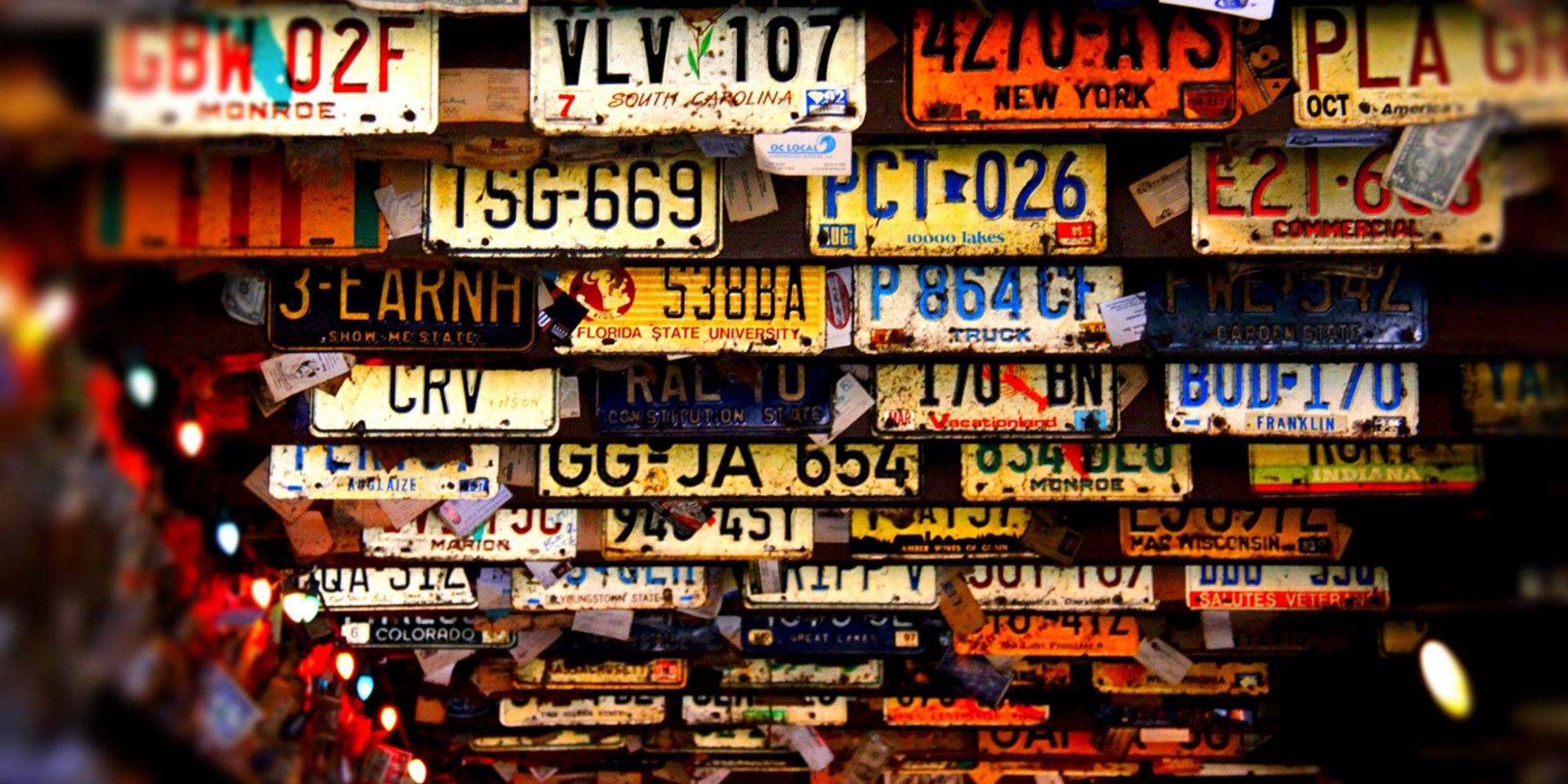 Viele alte US-Autokennzeichen an einer Decke befestigt.