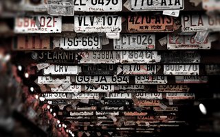 Viele alte US-Autokennzeichen an einer Decke befestigt.