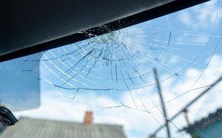 Riss in der Autoscheibe, von innen fotografiert mit Blick nach draußen.